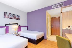 Postel nebo postele na pokoji v ubytování MPalace Hotel KL