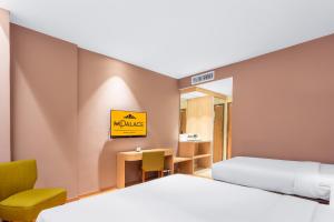 Postel nebo postele na pokoji v ubytování MPalace Hotel KL