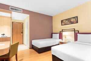 Postel nebo postele na pokoji v ubytování MPalace Hotel KL