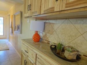 Köök või kööginurk majutusasutuses Poolside King Cabana with full kitchen, king bed, sleeper sofa and pool access, Hotel Room