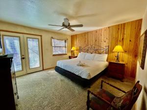 um quarto com uma cama e uma ventoinha de tecto em C13 cottage em Mount Ida