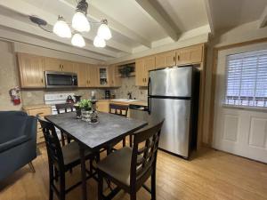 Kitchen o kitchenette sa Mountain Harbor Lodge cottage on Lake Ouachita