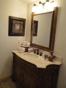 Bathroom sa Mountain Harbor Lodge cottage on Lake Ouachita