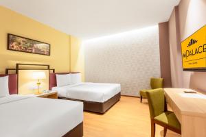 Postel nebo postele na pokoji v ubytování MPalace Hotel KL