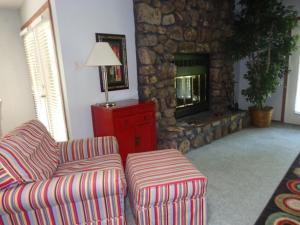 uma sala de estar com um sofá e uma lareira em 37CPD, Two bedroom, two bath log-sided condo with forest view condo em Mount Ida