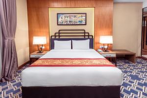 Postel nebo postele na pokoji v ubytování MPalace Hotel KL