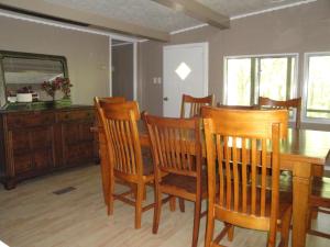 Mount IdaにあるFour-Bedroom Houseの木製のテーブルと椅子のあるダイニングルーム +18枚の写真