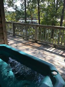 - une piscine sur une terrasse avec une clôture dans l'établissement C11, Two bedroom, two bath log-sided, luxury Harbor North cottage with hot tub cottage, à Mount Ida