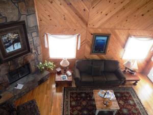 an overhead view of a living room with a couch and two lamps at Luxury, loft, log-sided two bedroom Harbor North cottage cottage in Mount Ida