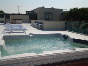 Bazén v ubytování Hotel Flora nebo v jeho okolí