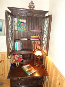 estantería de madera con lámpara en el escritorio en C23, Two bedroom, two bath log-sided, luxury Harbor North cottage with hot tub cottage, en Mount Ida