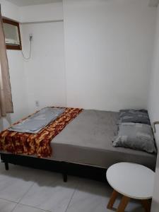 ein Bett in einem Zimmer mit einem Stuhl und einem Bett sidx sidx in der Unterkunft Ap próx shopping aeroporto in Recife