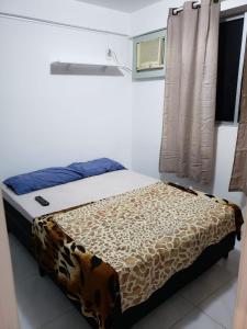 ein Schlafzimmer mit einem Bett in einem Zimmer mit einem Fenster in der Unterkunft Ap próx shopping aeroporto in Recife