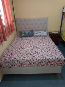 a bed in a bedroom with a bedspread on it at TU LUGAR in Villa Cura Brochero