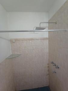 a shower with a glass shelf in a bathroom at TU LUGAR in Villa Cura Brochero