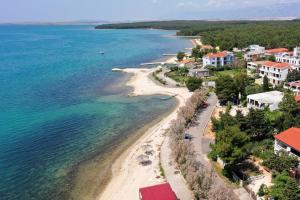 z góry widok na plażę z domkami w obiekcie Apartment Vrsi - Mulo 5860c w Nin