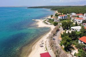 - une vue aérienne sur une plage avec des maisons dans l'établissement Apartments by the sea Vrsi - Mulo, Zadar - 5860, à Nin