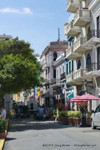 una calle de la ciudad con coches aparcados en el lateral de un edificio en Whole Apartment/Private Pool/Netflix/Wifi, en Carolina