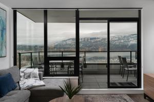 Gallery image of WOW Penthouse 22nd Floor Downtown Lakeview in Kelowna