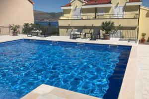 Fotografia z galérie ubytovania Family friendly apartments with a swimming pool Okrug Gornji, Ciovo - 10401 v Trogiri