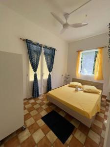 Un dormitorio con una cama grande y una ventana en Charmante maison, en Deshaies
