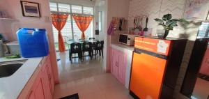 cocina con nevera y mesa con sillas en House for Rent Iloilo Arevalo, en Iloilo City