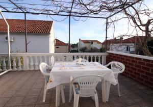 - Balcón con mesa blanca y sillas en Apartments with a parking space Orebic, Peljesac - 4526, en Orebić