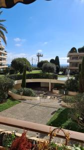 Ein Park mit Büschen und Bäumen in der Unterkunft Licorne G14 in Cannes
