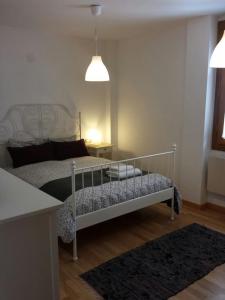 ein kleines Schlafzimmer mit einem Bett und einem Tisch in der Unterkunft Apartamento Bielsa-Monte Pérdido in Bielsa