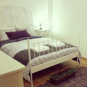 una camera con letto bianco e cuscini di Apartamento Bielsa-Monte Pérdido a Bielsa