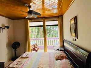 1 dormitorio con cama y ventana grande en Casa Feliz Hostal, en Santa Marta