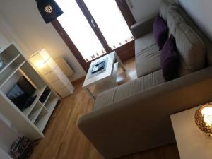 an overhead view of a living room with a couch at Apartamento Bielsa-Monte Pérdido in Bielsa
