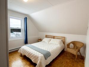 מיטה או מיטות בחדר ב-Les Chalets Tourisma - Maison de campagne avec spa privé - La Familiale