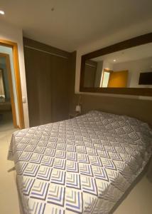 Un pat sau paturi într-o cameră la Samba convention suites