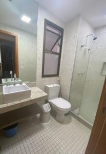 La salle de bains est pourvue de toilettes, d'un lavabo et d'une douche. dans l'établissement Samba convention suites, à Rio de Janeiro