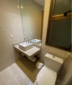 uma casa de banho com um WC e um lavatório em Samba convention suites no Rio de Janeiro