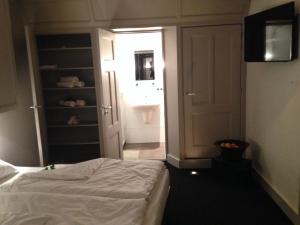 A bed or beds in a room at De Rede