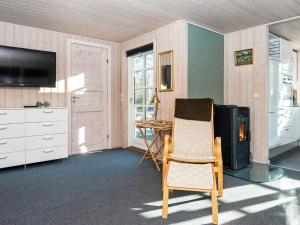 TV a/nebo společenská místnost v ubytování Holiday home Glesborg LXVII