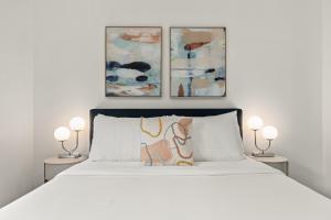 Un pat sau paturi într-o cameră la Central Apartment in a Hip Walkable Neighborhood NRP23-01143