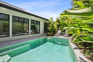 Swimming pool sa o malapit sa House Heliconia - Luxury Living in Palm Cove