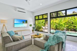 Seating area sa House Heliconia - Luxury Living in Palm Cove