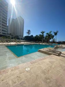 una piscina en medio de una ciudad en apartamento con vista al mar, en Santa Marta