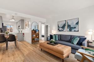 長灘的住宿－Central Apartment in a Hip Walkable Neighborhood NRP23-01143，客厅配有蓝色的沙发和桌子