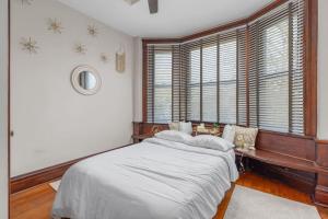 een slaapkamer met een groot bed en een raam bij The Heights Hideaway a Stylish & Spacious Retreat in Tower Grove