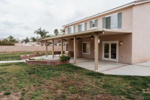 una casa con patio y patio en 4 bedroom 2 miles from Hospital, en Loma Linda
