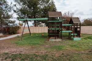 un parque infantil con 2 columpios y un columpio en 4 bedroom 2 miles from Hospital, en Loma Linda