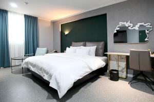 GimcheonBaba Hotel Gimcheon的一间卧室设有一张大床和绿色的墙壁