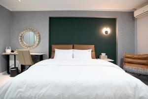 Baba Hotel Gimcheon客房内的一张或多张床位