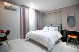 Baba Hotel Gimcheon客房内的一张或多张床位
