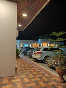 un grupo de autos estacionados en un estacionamiento en Sagrado Hotel en Aguachica